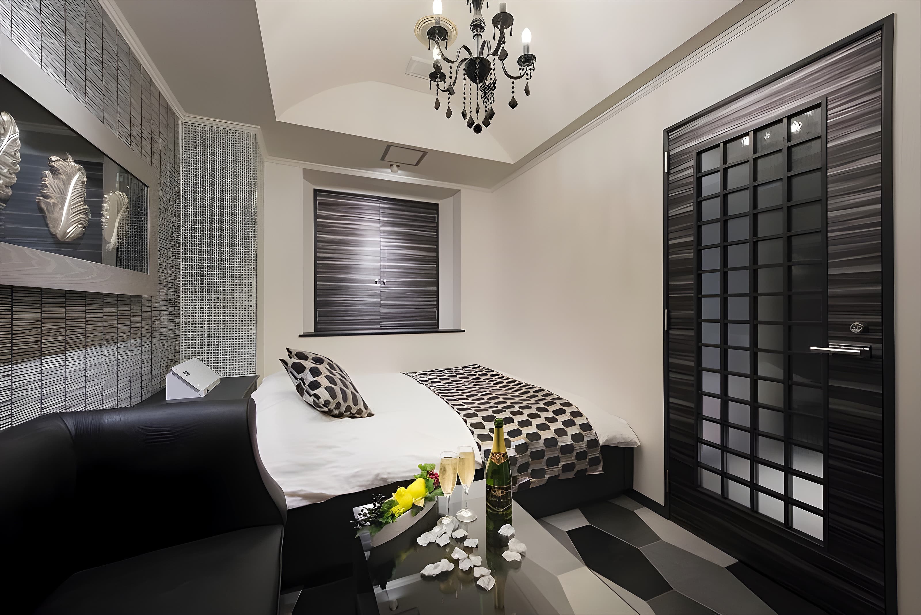 HOTEL REFRAIN Room 302