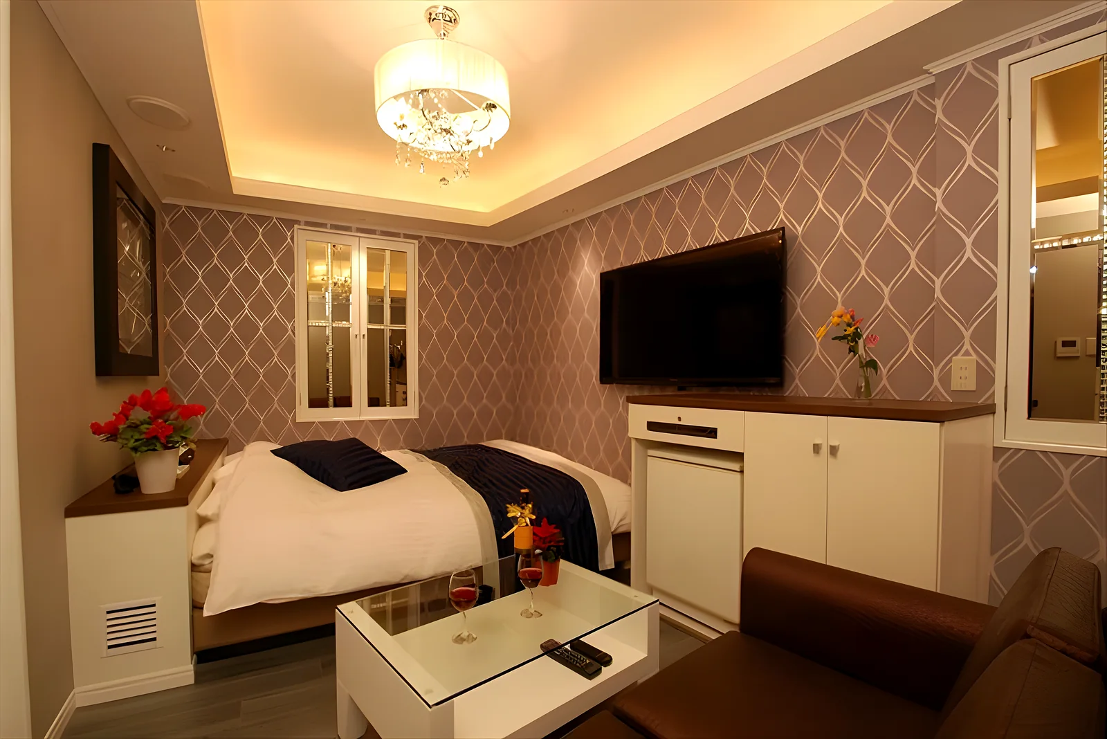 HOTEL SHUFFLE Room 202